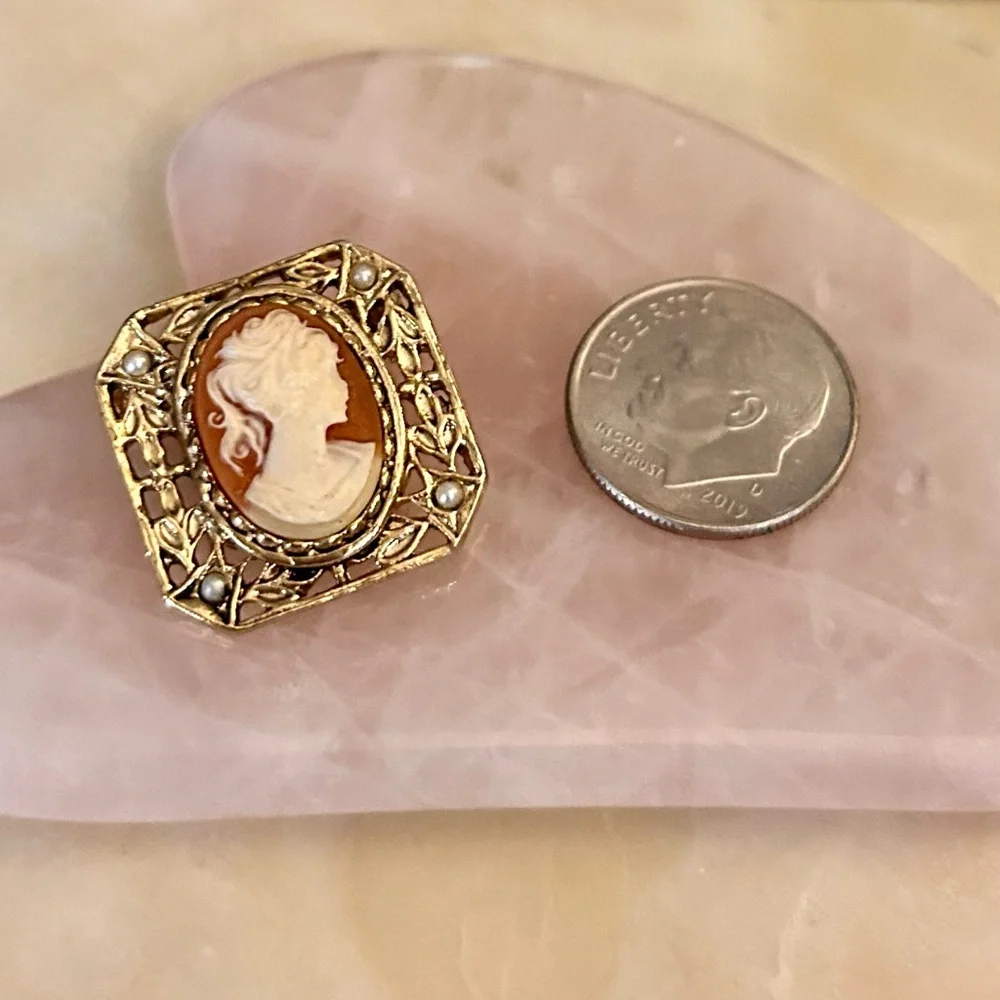 Vintage Dainty Cameo Brooch Pin